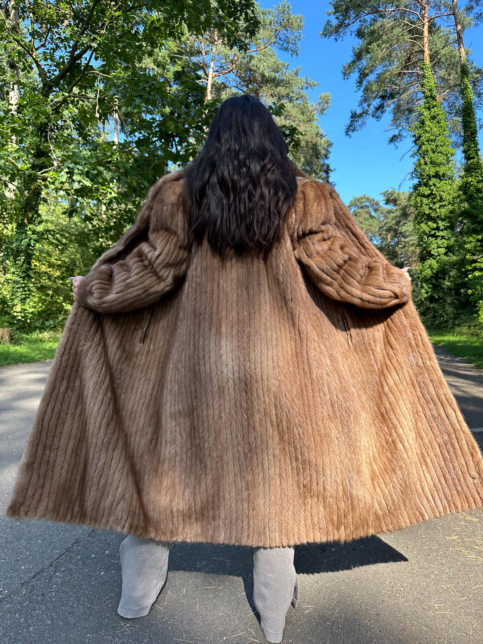 Full Length Brown Fur Coat in L/XL Size, Classic Vintage Style, Real Fur Coat, Soft & Warm, Elegant and Timeless Design, Perfect for Winter