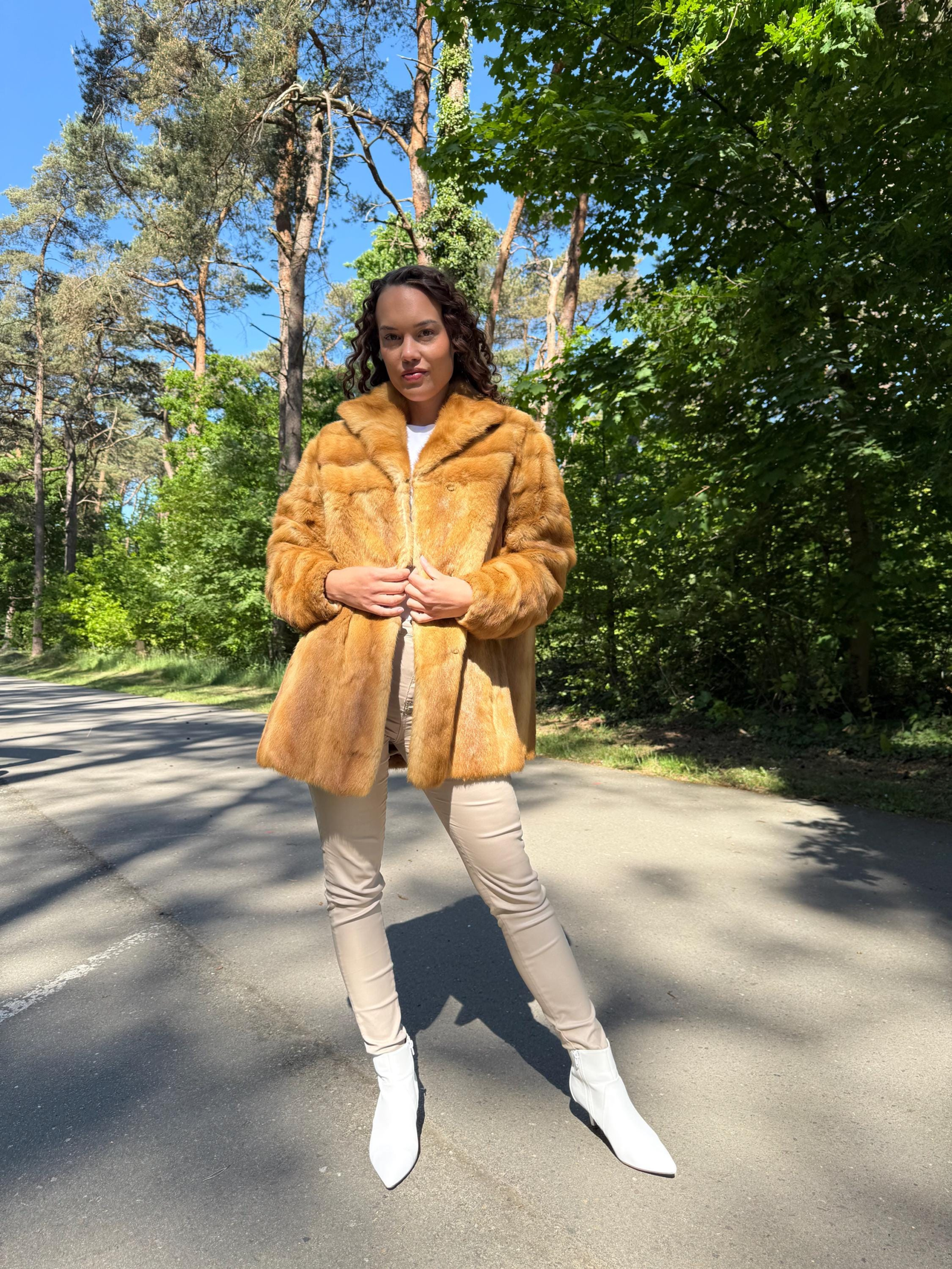 Golden Mink Fur Jacket Coat, Soft and Thick Mink Fur, Luxurious and Elegant Outerwear, Genuine Mink Fur, Classic Fashion Style, Vintage